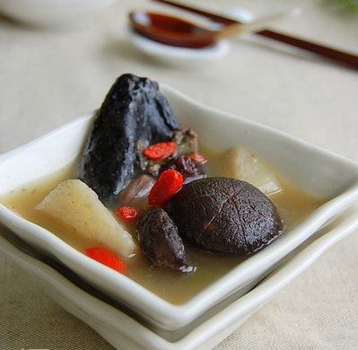淮山香菇炖乌鸡的做法