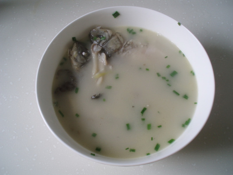 生菇鲜鱼汤的做法